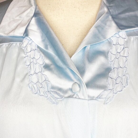 Vintage Vanity Fair Light Blue Robe Embroidered Button Down Nylon Plus Sz Medium - Picture 3 of 7